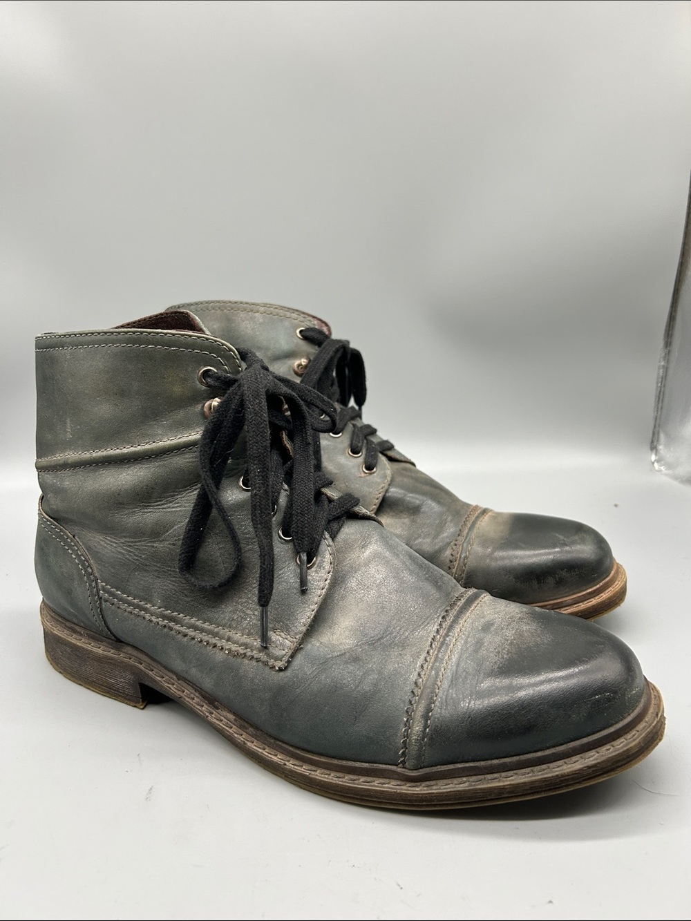 Roan Trey Boots in distressed black/gray